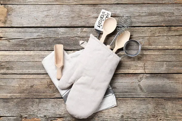 Farklı mutfak aletleri fırın eldiveni ahşap masa, üst görünüm