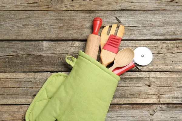 Farklı mutfak aletleri fırın eldiveni ahşap masa, üst görünüm
