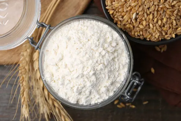 Buğday unu, tahıl ve çiviler ahşap masada, düz yerde.