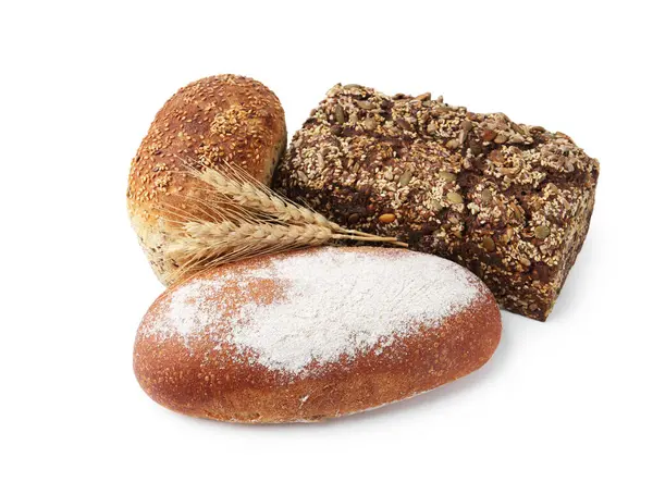 Taze ekmek somunları ve dikenler beyaz üzerine izole edilmiş.