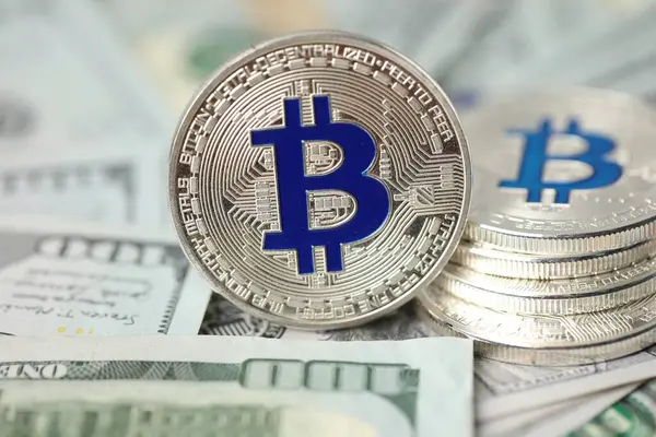 Kripto para birimi. Dolar banknotları üzerinde birçok bitcoin, yakın plan