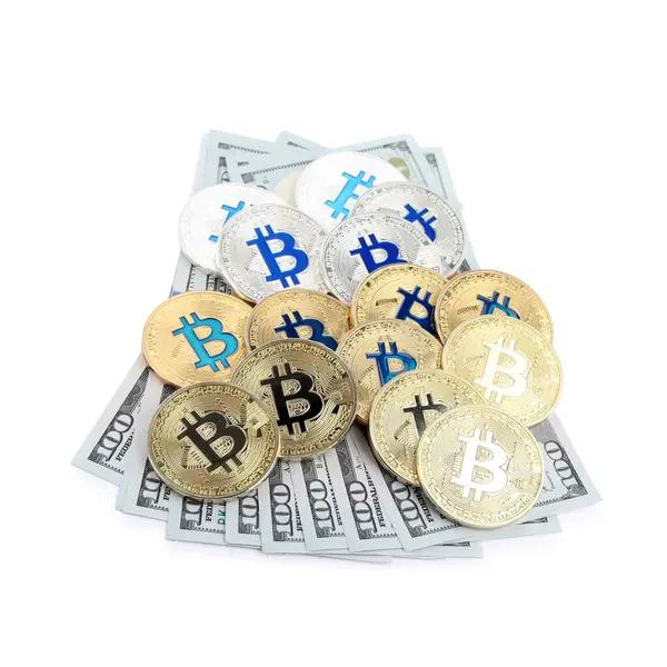 Kripto para birimi. Bitcoinler ve dolar banknotları beyaza izole edilmiş