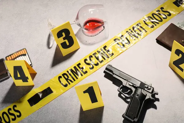 Adli tıp uzmanlığı. Açık gri arka planda delil, işaret ve polis bandı bulunan suç mahalli