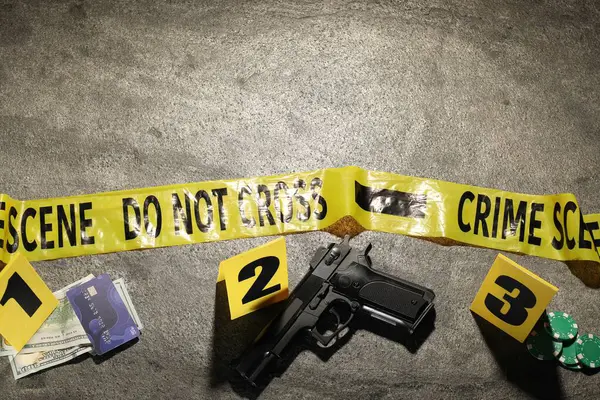 Adli tıp uzmanlığı. Gri arka planda delil, işaretler ve polis bandı olan bir suç mahalli. Metin için boşluk