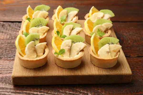 Tahta masada meyveli ve naneli tart, yakın plan. Tatlı nefis.