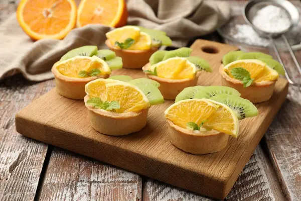 Tahta masada meyveli ve naneli tart, yakın plan. Tatlı nefis.