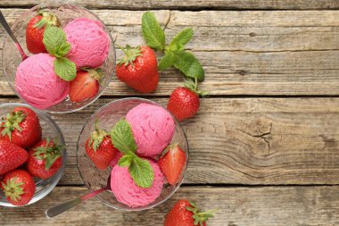 Çilekli şerbet ve ahşap masada servis edilen nane şekeri. Metin için boşluk