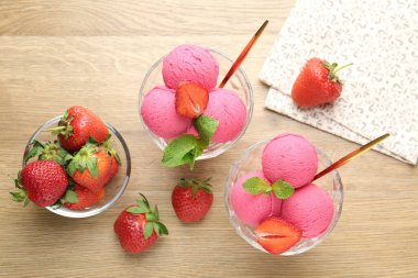 Serinletici şerbet, çilek ve nane şekeri ahşap masa, düz uzanma