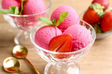 Tazeleyici şerbet, çilek ve nane şekeri masada, yakın plan.