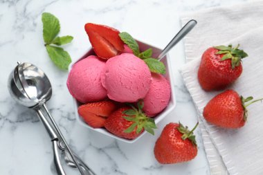 Serinletici şerbet, çilek ve nane şekeri beyaz mermer masada, düz yatıyordu.