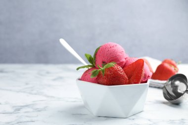 Tazeleyici şerbet, çilek ve nane şekeri beyaz mermer masada gri arka planda, yakın plan. Metin için boşluk