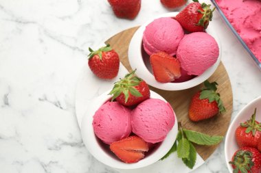 Serinletici şerbet, çilek ve nane şekeri beyaz mermer masa, düz yatak. Metin için boşluk