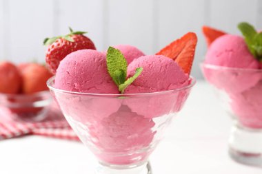 Şerbet, çilek ve nane şekeri beyaz masada, yakın plan.