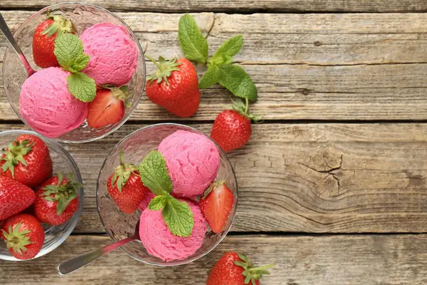 Çilekli şerbet ve ahşap masada servis edilen nane şekeri. Metin için boşluk