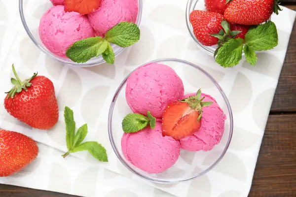 Çilekli şerbet ve ahşap masada servis edilen nane şekeri.