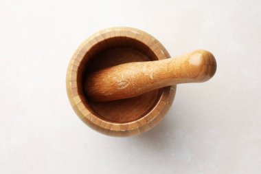 Tahta havan ve tokmak beyaz masa, üst manzara