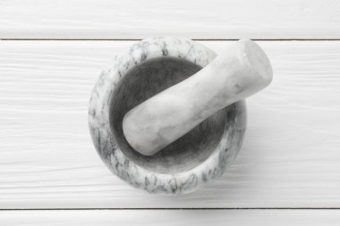 Mermer harç ve tokmak beyaz ahşap masa, üst görünüm