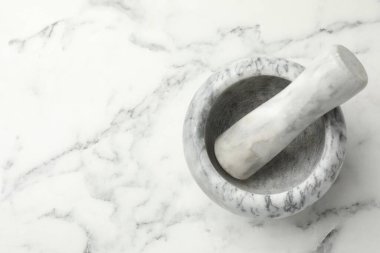 Havan topu ve tokmak beyaz mermer masa, üst manzara. Metin için boşluk