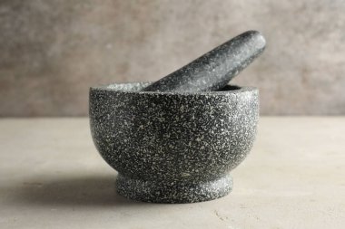 Taş havan topu ve tokmak ışık masasında, yakın çekim