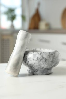 Havan topu ve tokmak mutfak beyaz mermer masa üzerinde