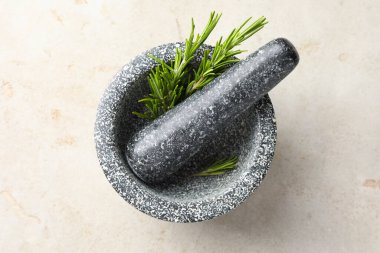 Biberiyeli taş havan topu ve ışıklı masa, üst görünüm