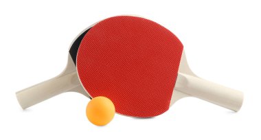 Ping pong raketleri ve topu beyaza izole edilmiş.