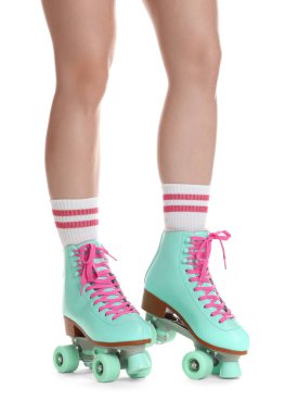 Beyaz arka planda patenli kadın, yakın plan.