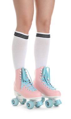 Beyaz arka planda patenli kadın, yakın plan.