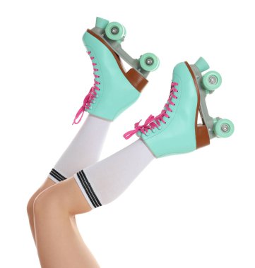 Beyaz arka planda patenli kadın, yakın plan.