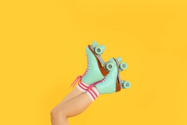 Turuncu arka planda patenli kadın, yakın plan.