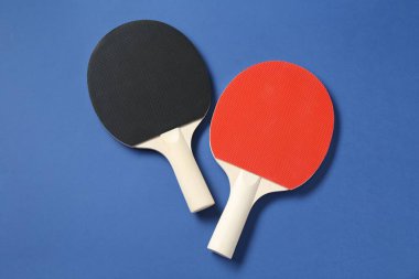 Mavi arkaplanda pinpon raketleri, üst görünüm