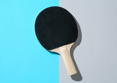 Renkli arka planda bir ping pong raketi, üst görünüm