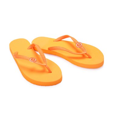 Süslü turuncu parmak arası terlikler beyazda izole edilmiş. Plaj aksesuarı