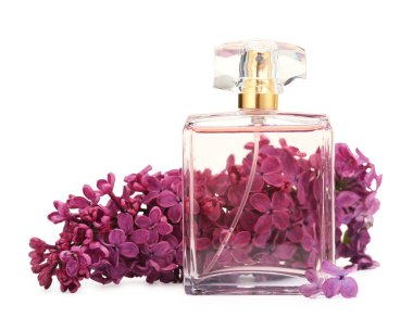 Bir şişe lüks parfüm ve beyaza ayrılmış leylak çiçekleri.