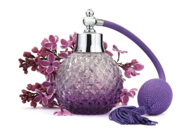 Bir şişe lüks parfüm ve beyaza ayrılmış leylak çiçekleri.