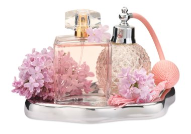 Lüks parfümler ve beyaz tenli güzel leylak çiçekleri.