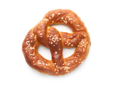 Lezzetli tuzlu kraker, beyaz üzerine izole edilmiş, üst manzara.