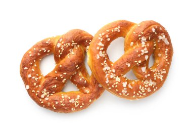 Lezzetli tuzlu krakerler beyaz üzerine izole edilmiş, üst manzara.