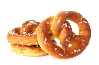 Lezzetli tuzlu krakerler beyaz üzerine izole edilmiş.