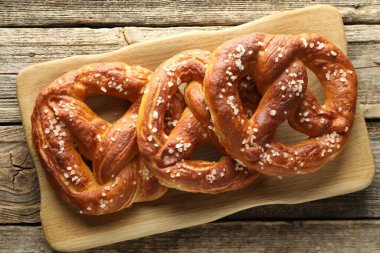 Ahşap masada tuzlu krakerler, üst manzara.