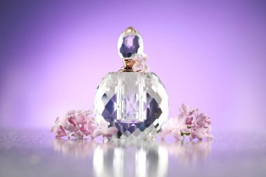 Güzel leylak çiçekleri ve parfüm ayna yüzeyinde menekşe eğimli arka planda