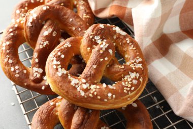 Gri masadaki tuzlu krakerler, üst tarafta.