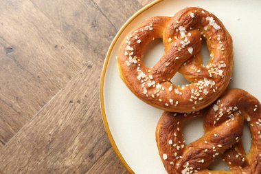Ahşap masada tuzlu krakerler, üst manzara. Metin için boşluk