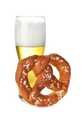 Lezzetli kraker ve beyaz üzerine izole edilmiş bir bardak bira