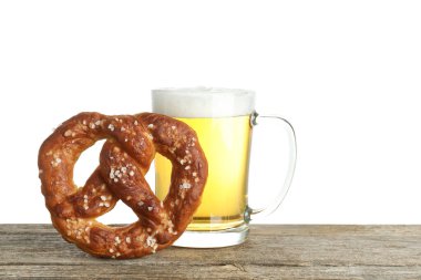 Lezzetli kraker ve bir bardak bira beyaz arka plana karşı ahşap masada. Metin için boşluk