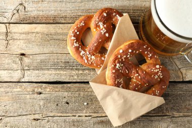 Lezzetli krakerler ve tahta masada bir bardak bira. Metin için boşluk