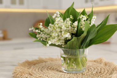 Mutfaktaki beyaz mermer masanın üzerinde güzel bir zambak buketi.