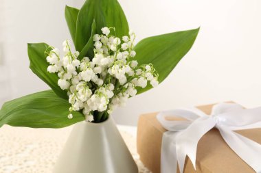 Vadi çiçeklerinin güzel zambakları ve hediye masada, yakın plan.