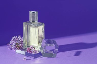 Mor arka planda parfüm şişesi ve leylak çiçeklerinin şık sunumu, yakın plan. Metin için boşluk