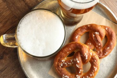 Lezzetli krakerler ve bira ahşap masada, üst manzara.